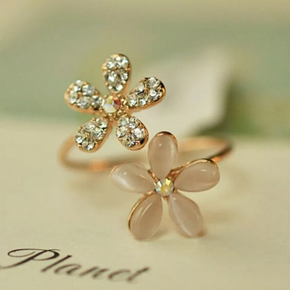 Dainty Daisy Ring  - Adjustable - ⭐⭐⭐⭐⭐ - Picture 3 of 12